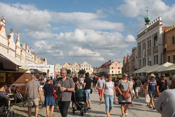 PŘEHLEDNĚ: Léto v Telči, to je Kafemlejnek, balóny i stoletá auta
