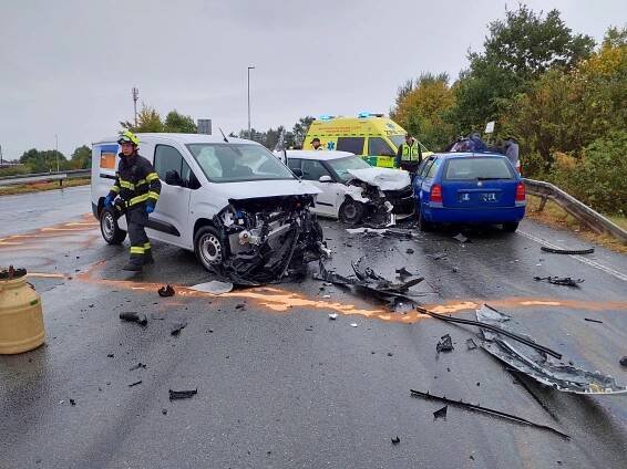 Dopravní nehoda třech vozidel | hasici.cz 