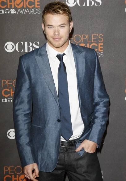 Kellan Lutz kept it sleek and modern at the People’s Choice Awards in a crisp white shirt and navy tie, paired with a shiny blue blazer and dark denim for a polished yet laid-back vibe