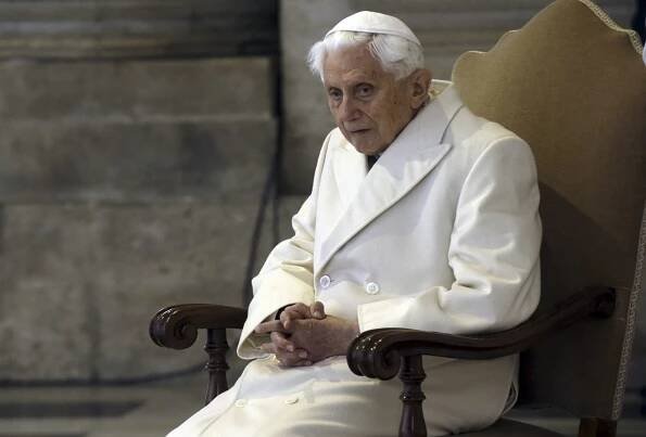 Zomrel emeritný pápež Benedikt XVI.- Hlavné správy