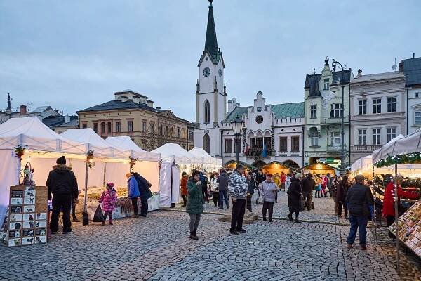 Na Krakonošově náměstí začaly vánoční trhy. Potrvají týden