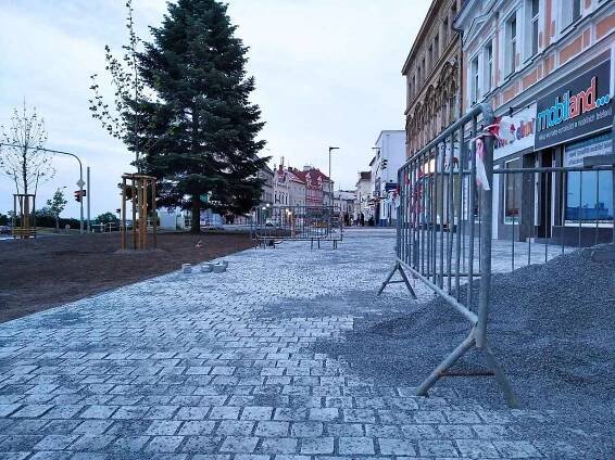 FOTO: Rekonstrukce pěší zóny v Kladně pokračuje, dělníci se přesunuli před kino
