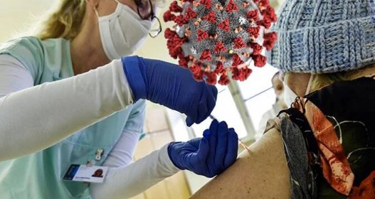 Horečka, vyrážka i dušnost: Čím si prošly stovky Čechů očkovaných proti koronaviru?