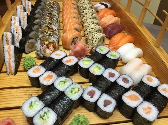 Running sushi nebo sushi sety z podniku Ginza v OC Flora