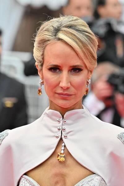 Britská aristokratka v Cannes odhalila celý hrudník, jindy ji lidé nazvali vysušenou krůtou. Čím překvapila letos?