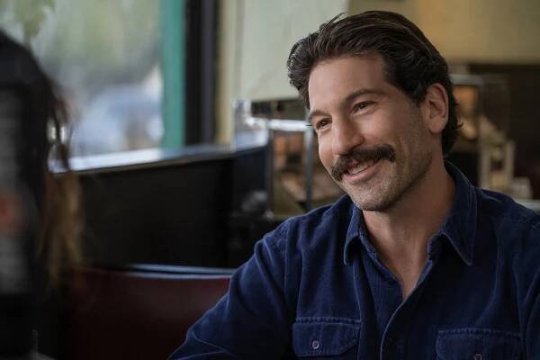 V nemilosti - Z filmu - Jon Bernthal