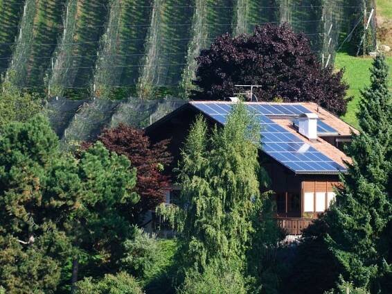 Jaký je rozdíl mezi on-grid, off-grid a hybridním fotovoltaickým systémem?