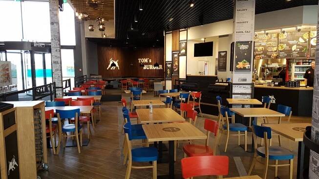 Tom's Burger OC Westfield Chodov, nábytek pro restaurace | Ateliér Dako