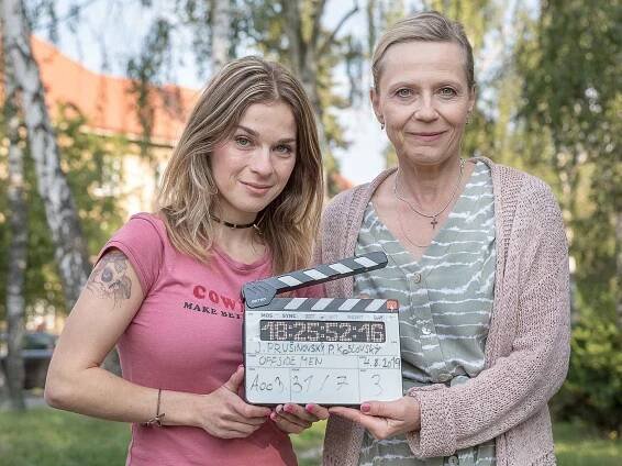 První klapka filmu Chyby režiséra Jan Prušinovského: herečky Pavla Gajdošíková (vlevo) a Karolina Frydecká.