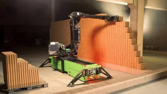 Kde chybí lidi, tam se zapojí roboti. Chytré stroje mají pomoci s výstavbou budov, zvládnou třeba natírat nebo zdít