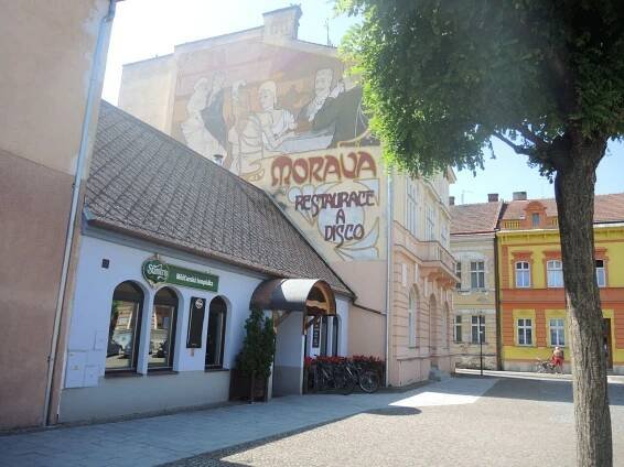 Exteríér hospůdky z náměstí