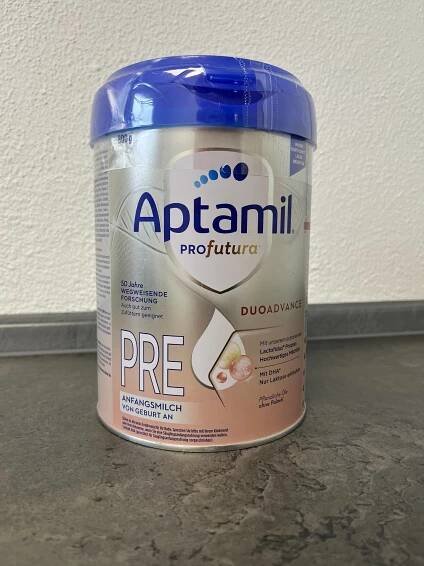 Eine Packung Pre-Nahrung auf einer dunklen Arbeitsplatte