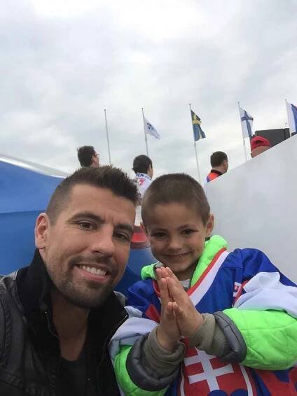 Milan Baroš chodí na zápasy MS se synem.   