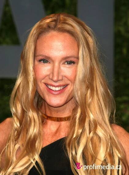 Kelly Lynch - celebrity účes - HappyHair