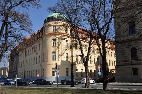 Pražská konzervatoř má prvního nevidomého absolventa