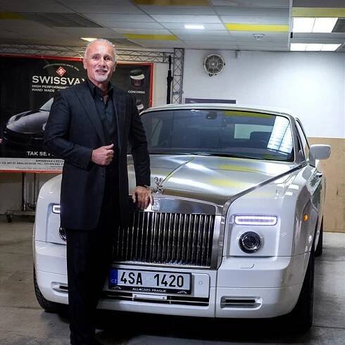V garáži má Richard Chlad celkem 28 aut. Nechybí ani několik kusů slavné značky Rolls-Royce.