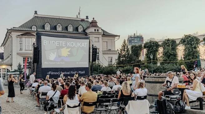 Plzeňské filmové večery 2025 přinesou letní kino do galerie, stodoly, kaváren i pivovarů