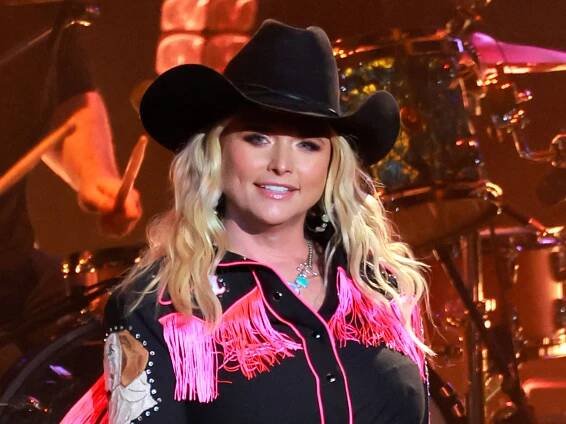Miranda Lambert's cheeky 3-word response after fan throws bra on stage mid-concert