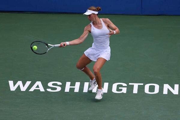 Samsonovová ve Washingtonu zamířila za obhajobou titulu, Bencicová postoupila po skreči