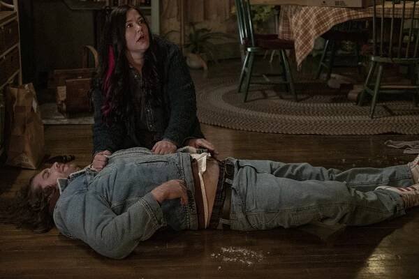Kevin Can F**k Himself - Mrs. McRoberts Is Dead - Z filmu - Mary Hollis Inboden, Alex Bonifer