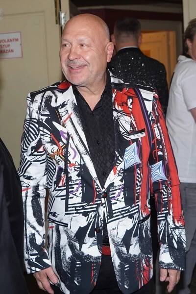Hitmaker si oblíbil také saka s barevnými potisky. 