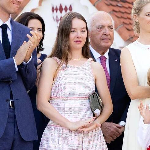 Auch wenn Alexandra von Hannover bei der Feier zum 20. Thronjubiläum von Fürst Albert in Monaco nicht im Mittelpunkt steht, ist ihr pastelliger, bestickter Chanel-Look einigen Fans im Netz dennoch etwas zu zurückhaltend und kindlich. Besonders weil die Prinzessin einen Tag später am 20. Juli selbst ihren großen Tag feiert, nämlich ihren 26. Geburtstag. Anderen gefällt der niedliche, sogar kindlich-verspielte Look hingegen. So zeigt sich mal wieder, dass Outfits Geschmacksache sind. Erst recht die, die bei royalen Persönlichkeiten wie den Monegassinnen in der Öffentlichkeit diskutiert werden.
