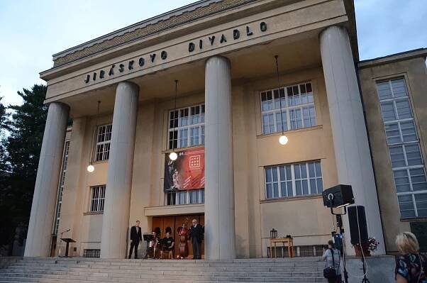 Ochotníci vzdávají hold divadlu i Jiráskovi