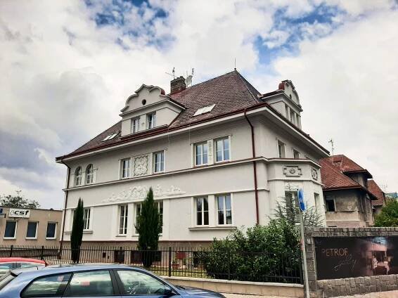 Hradby nahradila čtvrť vil. Některé jsou tak okázalé, že majitele zruinovaly