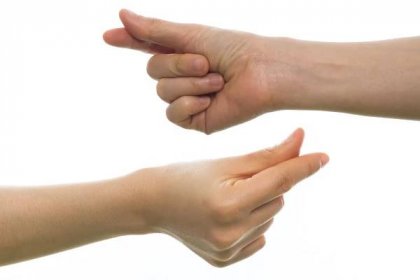 Dva lidé luskají prsty