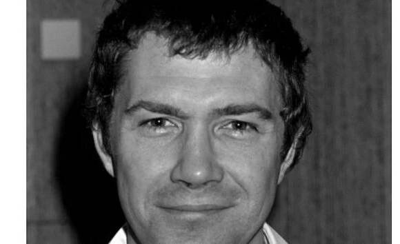 Zemřel herec Lewis Collins, Bodie ze seriálu Profesionálové