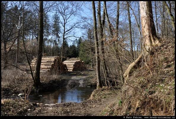 Horní Lhotice – horní hrádek – fotografie / hrady-zriceniny.cz