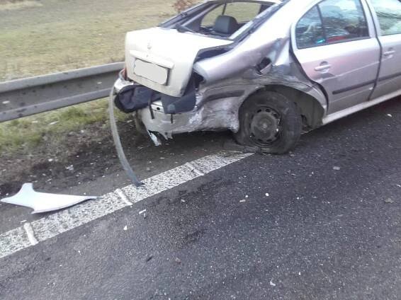 Ranní dopravu z Benešova do Prahy zastavila nehoda tří aut