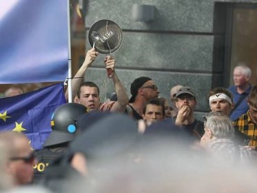 Protest proti Le Penové: Přinesli demonstrantům pečivo, ti jim ho hodili pod nohy. Na Slovensku | ParlamentniListy.cz