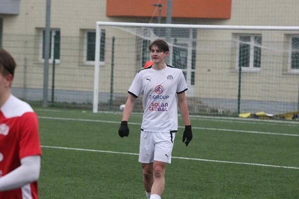 Starší dorostenci Slovácka (bílé dresy) remizovali na Širůchu s Pardubicemi 2:2.
