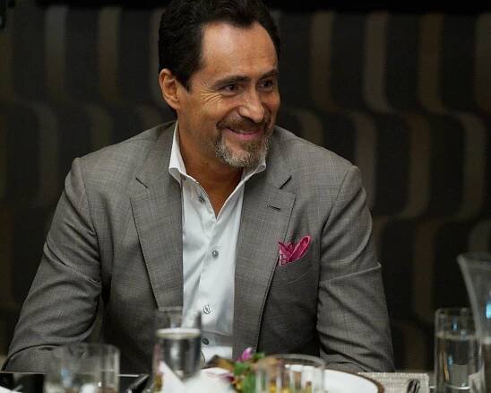 Grand Hotel - You've Got Blackmail - Z filmu - Demián Bichir