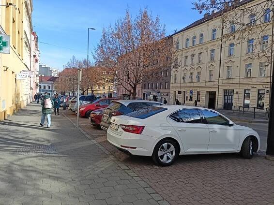 Praha 4 plánuje změny v parkování. Chce zavést noční poplatky a modré zóny