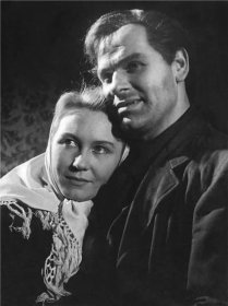 Vítězslav Vejražka a Jarmila Krulišová v divadelní hře Anna proletářka (1951). Krulišová byla jeho třetí manželkou.