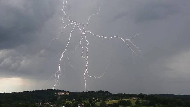 Normální člověk se schová, on vyráží ven. Lovec bouří Kouřil fotí nebe už dvacet let