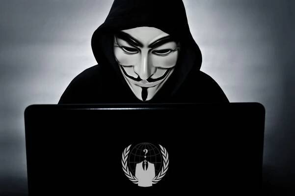 Anonymní člen s počítačem s maskou vendeta — Stock obrázek