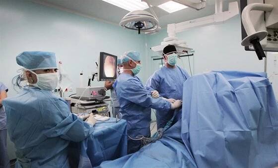 Lékaři operují ramenní kloub v plzeňské nemocnici Privamed. (25. února 2016)