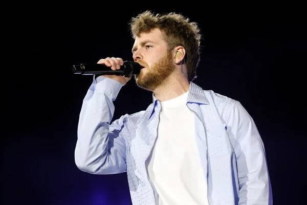 Alex Warren's 'Ordinary' Rockets to No. 1 on Songs Chart