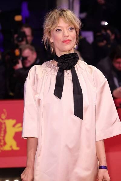 Galerie: Festival Berlinale ve znamení přirozenosti. Rudou vynesla Caro Daur | Elle.cz