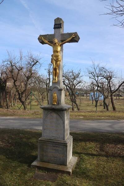 Soubor:Overview of wayside cross of Jan and Marie Roupcovi in Blatnice, Třebíč District.jpg – Wikipedie