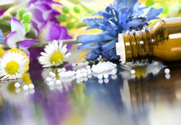 Homeopatických kuliček s květy — Stock obrázek