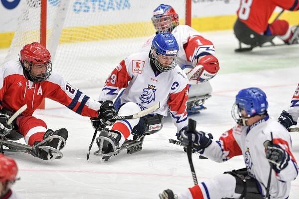 Parahokej v Ostravě. Češi chytli sedmičku, v pátek se porvou o olympiádu