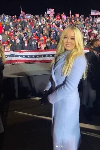Trumpova druhá dcera si užívá luxusu. Cigárko na balkoně hotelu pro pracháče
