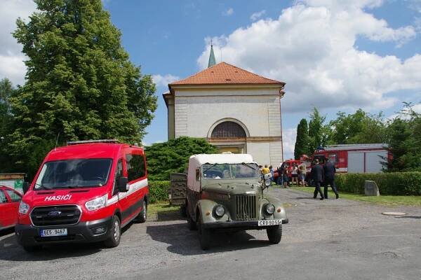 SLAVNOSTNÍ PŘEDÁNÍ NOVÉHO HASIČSKÉHO VOZIDLA – Městys Včelákov