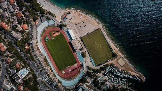 Rijeka žije fotbalem a kouzlem Jadranu: pro muže s vášní i pro manželky s duší cestovatelek