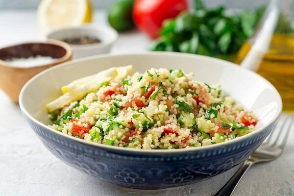 tradiční arabský salát tabbouleh s kuskusem, zeleninou a zeleninou na betonovém pozadí - kuskus základní potravina - stock snímky, obrázky a fotky