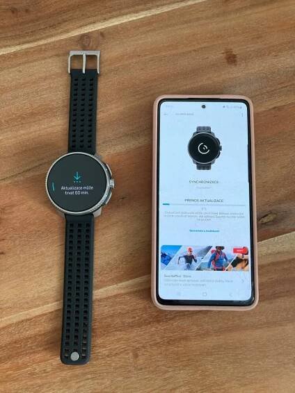 Recenze: Suunto RACE – elegantní výkonný sporťák a Suunto Wing Lava Red – kvalitní poslech po dlouhou dobu | SvetBehu.cz